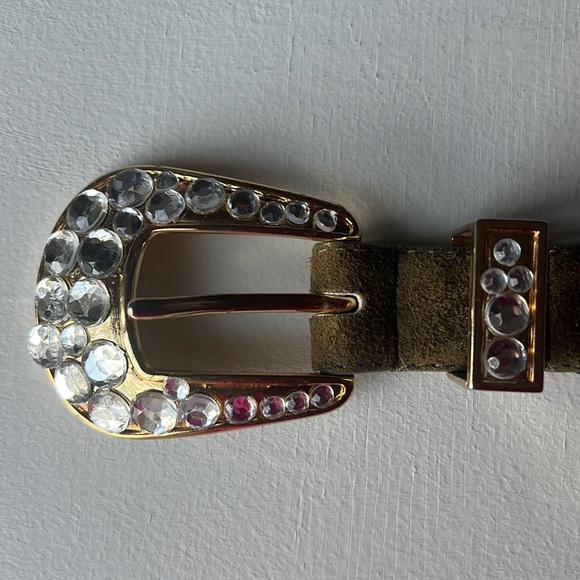 Olive green suede belt with western flare, gold hardware & rhinestones, Vintage - Picture 10 of 11